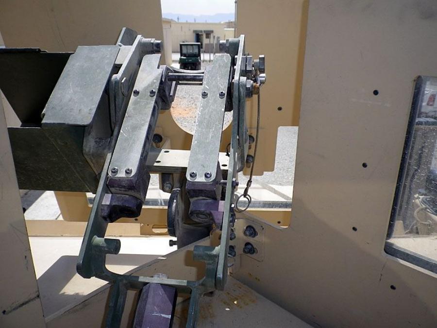 Детали интерьера Oshkosh M-ATV 2009 года  (фото 321 из 676)